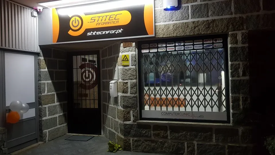 STITEC Informática - Fachada noturna